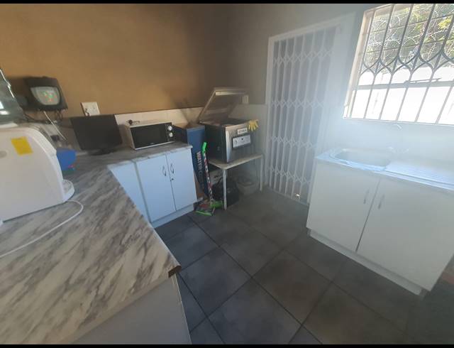 940M² BUSINESS FOR SALE IN BRACKENHURST